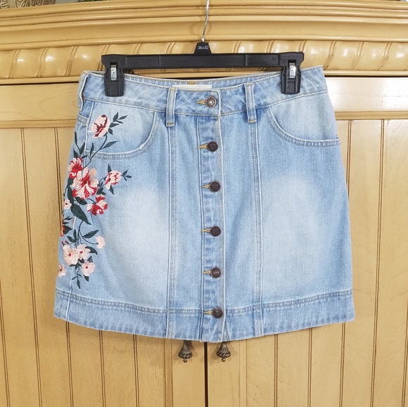 PacSun Dresses & Skirts - PacSun Embroidered Denim Skirt, sz 27